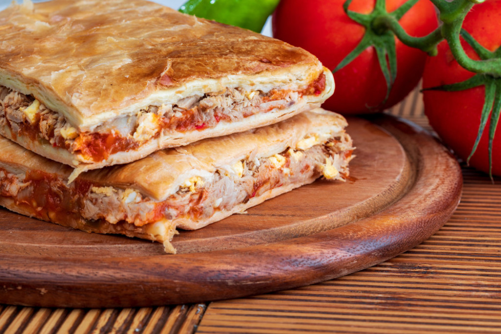 ŠPANSKA PITA NA "ČAŠE" KAKVOJ NIKO NEĆE ODOLETI: Najjednostaviji recept - mekana, sočna, a ukusna