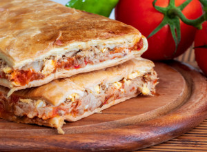 ŠPANSKA PITA NA "ČAŠE" KAKVOJ NIKO NEĆE ODOLETI: Najjednostaviji recept - mekana, sočna, a ukusna