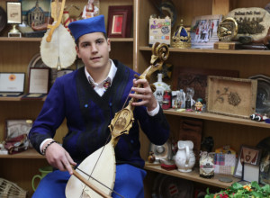 NEKOME JE "DEMODE", ALI NE I NJEMU Stefan je jedan od retkih koji svira stari instrument i tako čuva srpsku tradiciju, omiljene su mu pesme o Kosovu