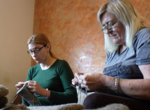 NAJBOLJA ANTISTRES TERAPIJA U HLADNIM ZIMSKIM DANIMA : Sezona vunenih čarapa i prsluka u punom jeku, urbane pletilje iz Čačka ne zaboravljaju klot i frket (FOTO)