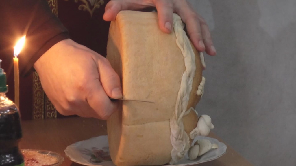 DOMAĆICA BI TREBALO DA BUDE VEDRA I VESELA DOK GA PRAVI Za krsnu slavu sve može da se kupi, ali kolač mora de se umesi u kući