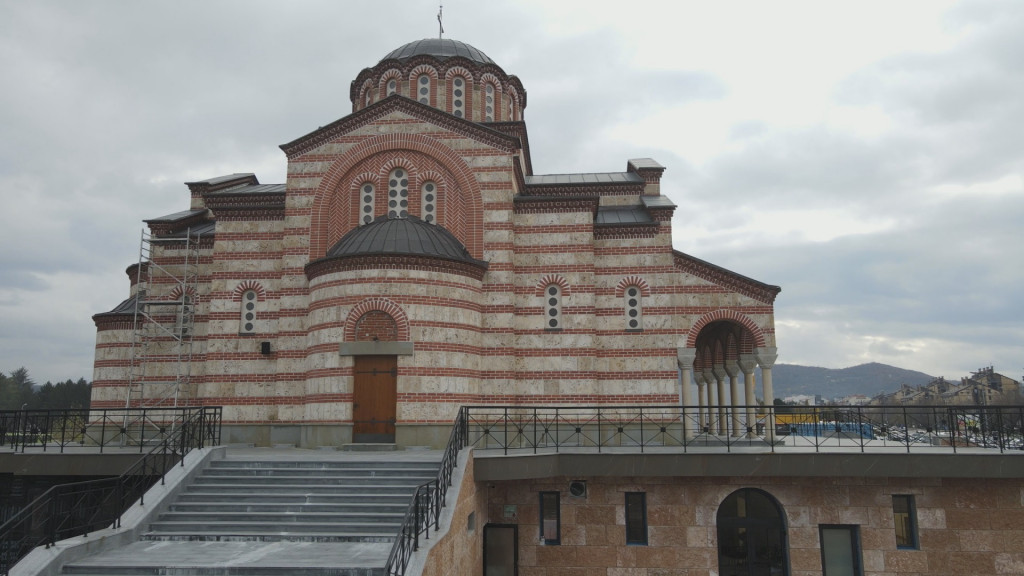 Sedi starac se pojavio i rekao deci da se sklone sa livade, nakon nekoliko minuta tu su pale NATO bombe