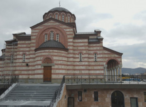 Sedi starac se pojavio i rekao deci da se sklone sa livade, nakon nekoliko minuta tu su pale NATO bombe