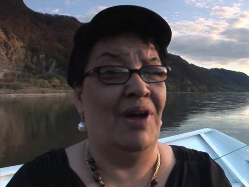 ČISTILA KLOZETE, RODILA SA 14 GODINA, BEŽALA SA TROJE DECE: Tužna sudbina naše pevačice