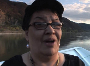 ČISTILA KLOZETE, RODILA SA 14 GODINA, BEŽALA SA TROJE DECE: Tužna sudbina naše pevačice