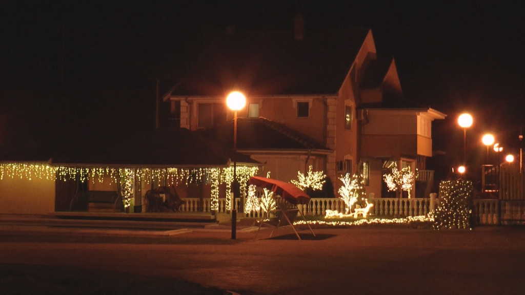 NJIHOVA KUĆA JE SADA NAJLEPŠA U SELU Didanovići iz Mršinaca od svog doma napravili neobičnu prazničnu čaroliju