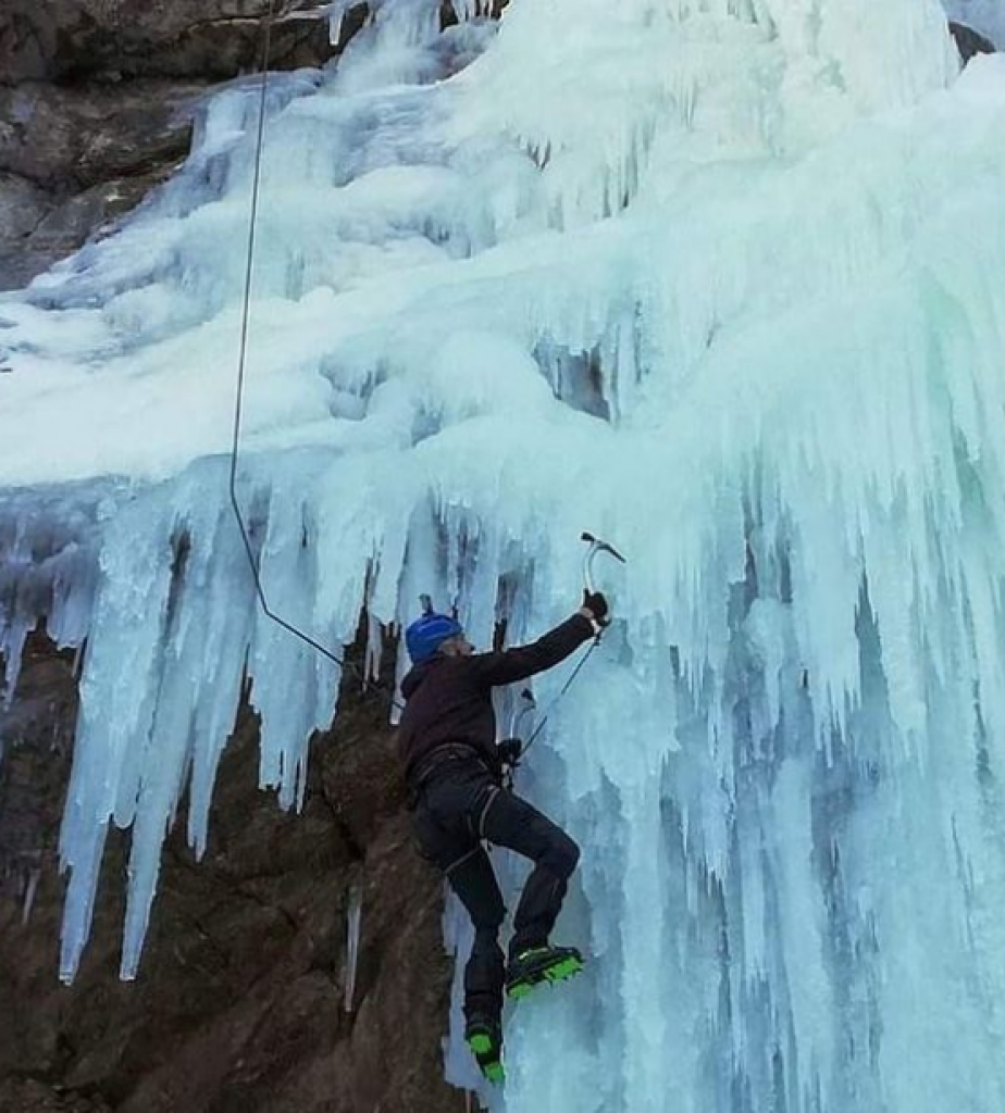 ZALEĐENI VODOPAD SKAKALO Zimska atrakcija skrivena od očiju prolaznika i mesto za alpiniste, na sat vremena od Beograda