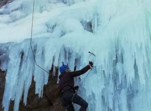 ZALEĐENI VODOPAD SKAKALO Zimska atrakcija skrivena od očiju prolaznika i mesto za alpiniste, na sat vremena od Beograda
