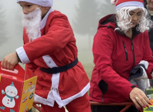 PRELEPA SLIKA SA BEOGRADSKIH ULICA Deda Mrazovi na kvadovima oduševili male Beograđane obolele od teških bolesti (FOTO)