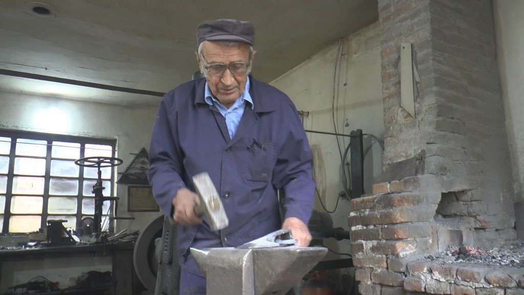 KOVAČ IZ OSEČINE U DEVETOJ DECENIJI ŽIVOTA VEŠTO BARATA ČEKIĆEM I NAKOVNJEM Radni staž Petra Aleksića traje preko 70 godina (FOTO)