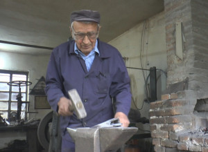 KOVAČ IZ OSEČINE U DEVETOJ DECENIJI ŽIVOTA VEŠTO BARATA ČEKIĆEM I NAKOVNJEM Radni staž Petra Aleksića traje preko 70 godina (FOTO)