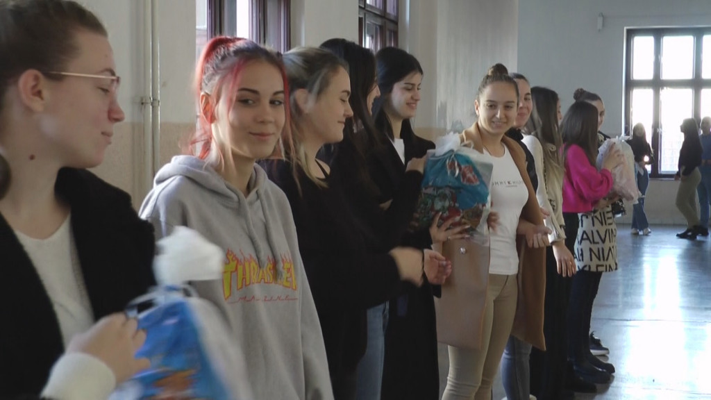 NAŠA DECA VELIKOG SRCA Mladi gimnazijalci iz Čačka pokrenuli humanitarnu akciju kako bi obradovali mališane