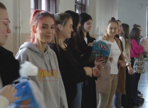 NAŠA DECA VELIKOG SRCA Mladi gimnazijalci iz Čačka pokrenuli humanitarnu akciju kako bi obradovali mališane