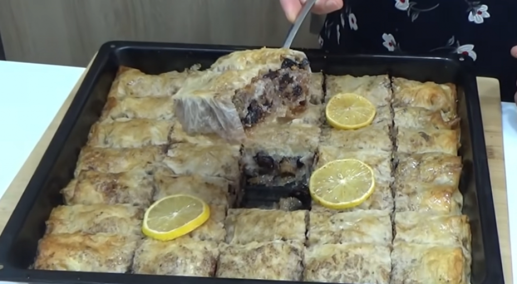 ”BADNJEVKA” kakvu do sada niste probali! Recept za sočnu pitu koja je obavezna za BADNJE VEČE (VIDEO)