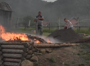 Crno zlato sa Zlatibora svi traže, katran se peče u malim zidanim kućicama i prodaje "kao alva"