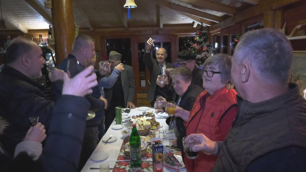 Neverovatna slika za trpezom Radibratovića: Sastali se braća i sestre koji zajedno imaju pet vekova života