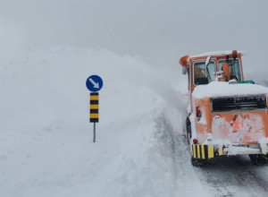 UPOZORENJE ZA VOZAČE Skoro pola metra snega na vrhu Golije, jak vetar pravi snežne nanose, ne krećite na put bez potpune zimske opreme