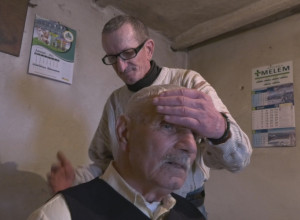 NA NJEGA SE SVE LEPI, OD ČEPOVA DO ŠERPI I POKLOPACA Miladin tvrdi da ima bioenergiju, a ispred njegove "ordinacije" komšije čekaju u redu