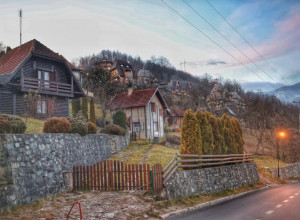 SVE ŠTO TREBA DA ZNATE O DRVENGRADU Izmislio sam grad koji izgleda kao da se u njemu uvek živelo. A nije nikad