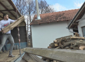 PROŠLE GODINE PLAĆALI PAPRENO, A SADA MOGU DA KUPE ZA DŽABE Drva za ogrev sada tri puta jeftinija nego lani
