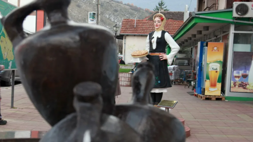 PRAVA MISTERIJA VLADA U NIŠKOJ ULICI: Meštani Bele Palanke tvrde da im noću stvari lete same od sebe?! (VIDEO)