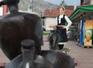 PRAVA MISTERIJA VLADA U NIŠKOJ ULICI: Meštani Bele Palanke tvrde da im noću stvari lete same od sebe?! (VIDEO)