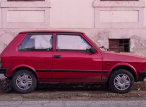 PRODAVAO SE KAO ODLIČAN IZBOR ZA DRUGI PORODIČNI AUTO U AMERICI Urnebesna reklama za čuveni jugić kako leti kroz vazduh i okreće se u blatu