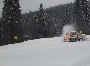 SNEŽNI NANOSI PO NEKOLIKO METARA VISOKI Snežna mećava na Goliji, put preko planine potpuno neprohodan