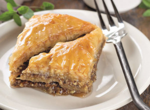 BAKLAVA SA ORASIMA GOTOVA ZA SAMO 10 MINUTA: Peče se na NEOBIČAN NAČIN, a ukus obara sa nogu