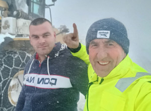 NE VIDITE PRST PRED OKOM, A MORATE NAPRED Ovo su hrabri heroji koji su rizikovali svoje živote da bi spasili ljude zavejane u smetovima, putari na Pešteru već 24 sati na terenu