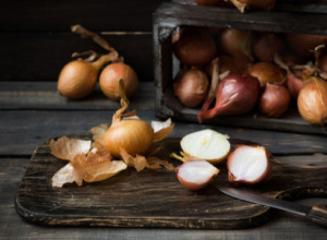 Većina ljudi pogrešno čuva luk: Evo uz koju namirnicu nikako ne smete da ga stavite