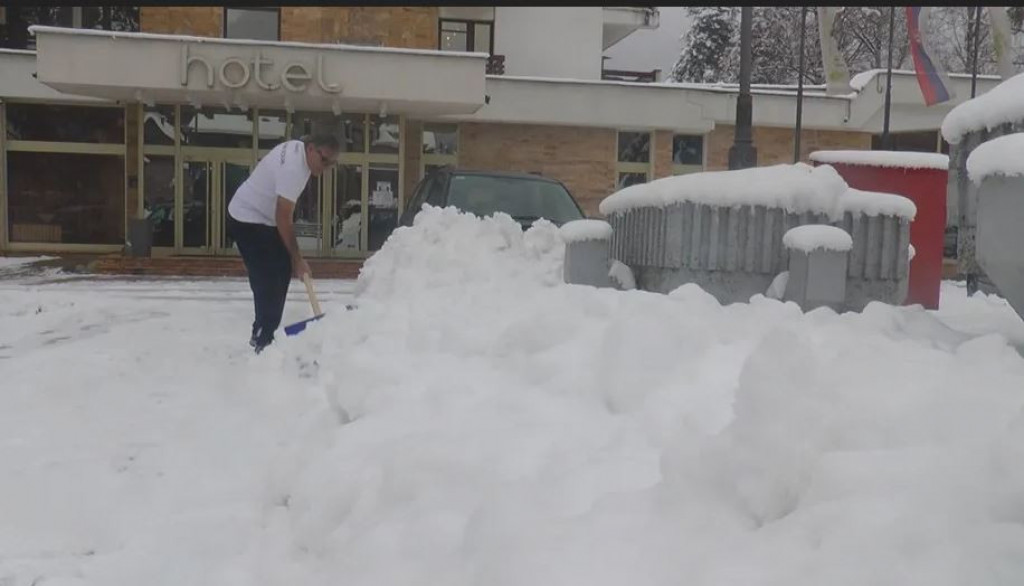 Na minusu sneg čisti u majici kratkih rukava, kad ga vide svi ostaju u čudu: Slobodan iz Ivanjice gazi osmu deceniju života i dokazuje da su godine samo broj