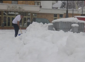 Na minusu sneg čisti u majici kratkih rukava, kad ga vide svi ostaju u čudu: Slobodan iz Ivanjice gazi osmu deceniju života i dokazuje da su godine samo broj