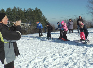 SAMI NAPRAVILI SKIJALIŠTE, fantastična ideja braće iz Čačka: Kupili i montirali MOBILNU ŽIČARU na prelepom Kablaru, tu sada u snegu uživaju skijaši od 7 do 77 godina (FOTO)