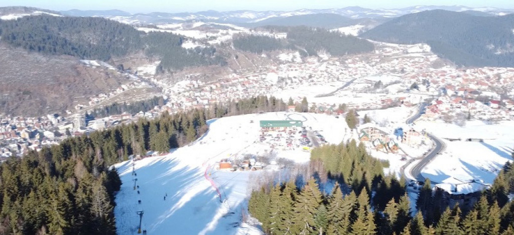 Srpski biser u februaru konačno zasijao punim sjajem: Planina Zlatar puna kao oko, smučari uživaju na dve staze a cena ski-pasa skoro tri puta jeftinja nego na Kopaoniku
