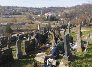 Sutra su Miholjske zadušnice: Ako ne idete na groblje već samo u crkvu 4 stvari treba da ponesete