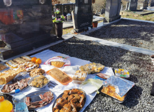 DANAS SLAVIMO ZIMSKE ZADUŠNICE, A OVO OBAVEZNO MORATE PONETI NA GROBLJE: Običaj JE STROG i VERUJE SE SLEDEĆE