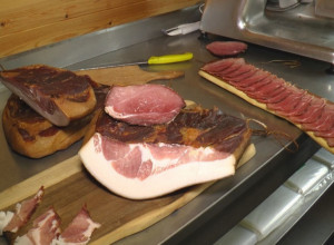 ZLATIBORSKI MAČKAT PRESTONICA SRPSKE PRŠUTE Filipovići tajnu pravljenja decenijama prenose sa kolena na koleno