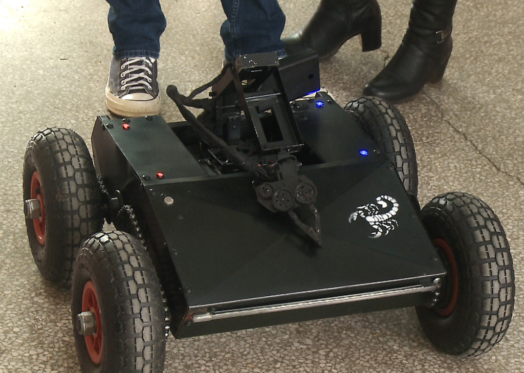 Blizanci (18) napravili višenamenskog robota, robotikom se bave od osnovne škole