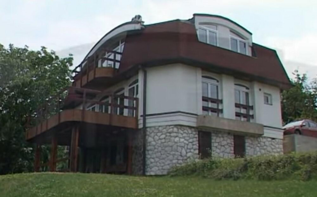 NE MOŽETE NI DA ZAMISLITE OD ČEGA JE OVA KUĆA, ALI MILIVOJE JE NI NA NULI NE GREJE! I nikad ne kreči, ne može da se zapali, a na grejanju uštedi, ne pitaj