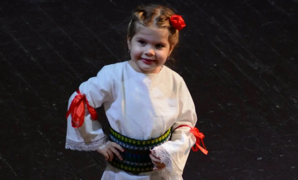 Jana ima tri godine i najmlađa je članica Kulturno-umetničkog društva iz Topole, već je imala svoj prvi folklorni nastup
