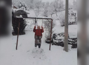 DEDA VIDE SA MOKRE GORE POKAZUJE OMLADINI STARE SRPSKE OBIČAJE Sneg veje, deda se ljulja i sve to snima sa svojim selfi-štapom