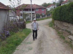 Čovek genije iz sela Mala Sugubina kod Trstenika, njegov IQ je 203:  Jedini je primljen u tim nekadašnje "Zastave" bez dana radnog staža