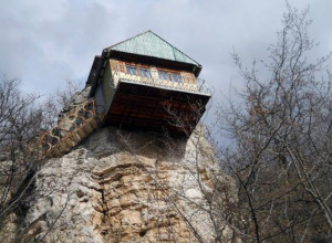 JEDINSTVENA GRAĐEVINA U SRBIJI: Na 12 metara visine ČARDAK NI NA NEBU NI NA ZEMLJI, a priča o njenom vlasniku je tek neverovatna!