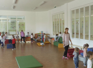 SVAKO DETE DA IZDVOJI OD 500 DO 1000 DINARA ZA POKLON Sve je to jedan cirkus, kad bi one rekle nećemo skupe poklone možda bi bilo i drugačije