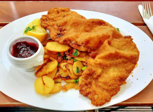 OVO JE JEDINI PRAVI RECEPT ZA BEČKE ŠNICLE: Svi zaboravljaju KLJUČNI sastojak koji im daje specifičan UKUS, a tek kada ih iskombinujete sa SALATOM OD KROMPIRA