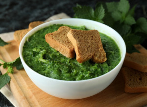 ZDRAVA I UKUSNA Posna čorba od KOPRIVE, naberete je i za čas napravite ovo ODLIČNO jelo!