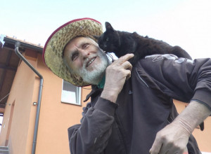 Dragan je pravo čudo od čoveka: Iako slep, on seče drva, kosi, okopava i uspešan je sportista, ne poznaje niti priznaje bilo kakve prepreke