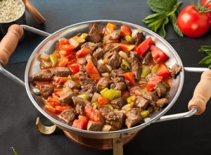 ORIJENTALNI SPECIJALITET Jagnjeći đuveč na turski način jede se bez daha!