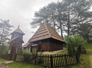 NETAKNUTI BISER ZLATIBORA, jedinstvena bogomolja skrivena u šumi: Ispred crkve stoje i danas SOBRAŠNICE - Drvene trpeze za kojima se okupljalo čitavo selo